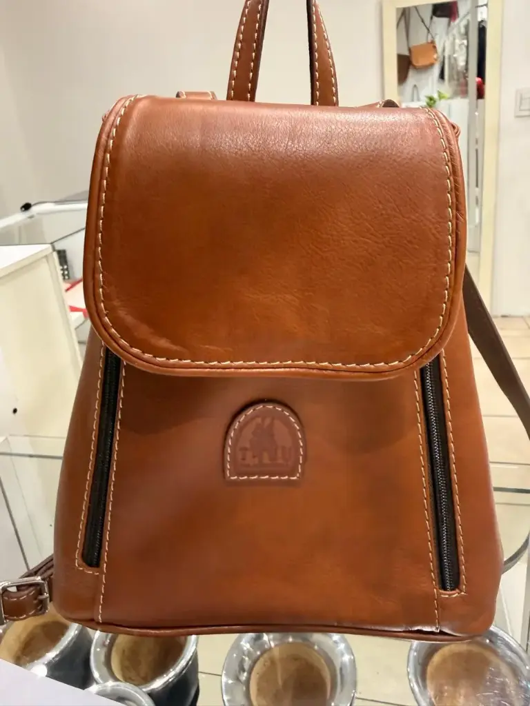 MOCHILA TRIANGULO  CUERO SUELA CH (3002)